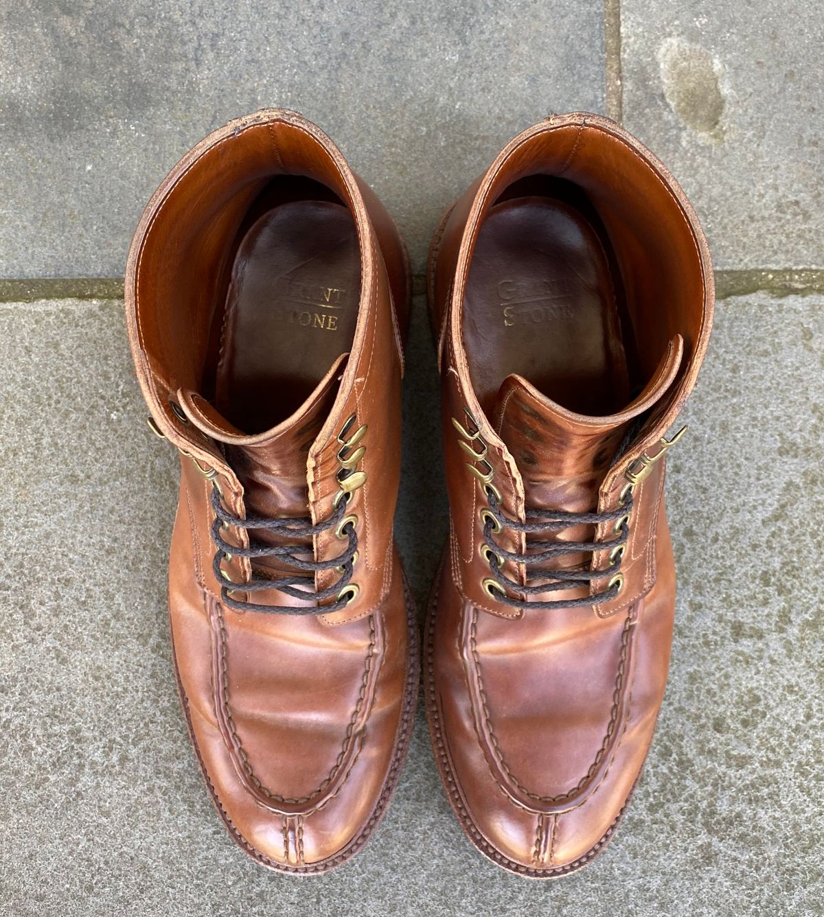 Photo by ouroboros3031 on April 6, 2023 of the Grant Stone Ottawa Boot in Horween Honey Glazed Shell Cordovan.