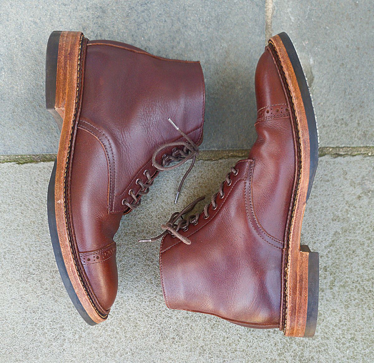 Photo by ouroboros3031 on February 6, 2023 of the Oak Street Bootmakers Lakeshore Boot in Unlisted Leather.