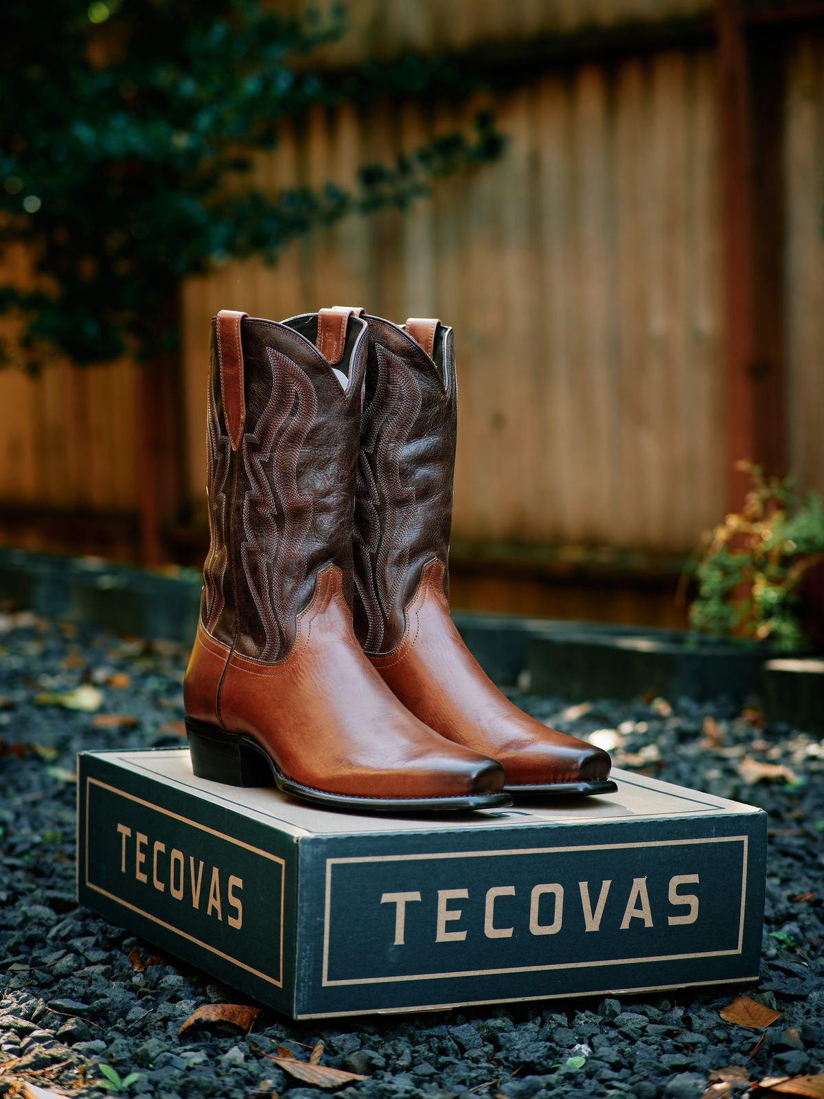 Photo by switch on September 30, 2025 of the Tecovas The Warren in Vintage Tan Cowhide.