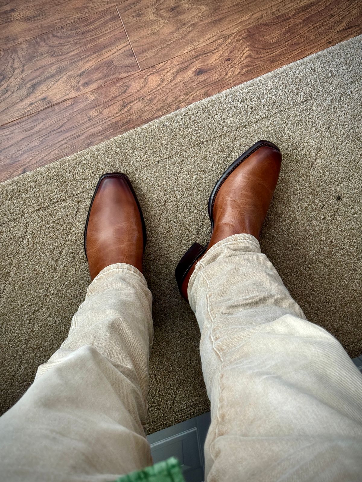 Photo by switch on October 1, 2025 of the Tecovas The Warren in Vintage Tan Cowhide.