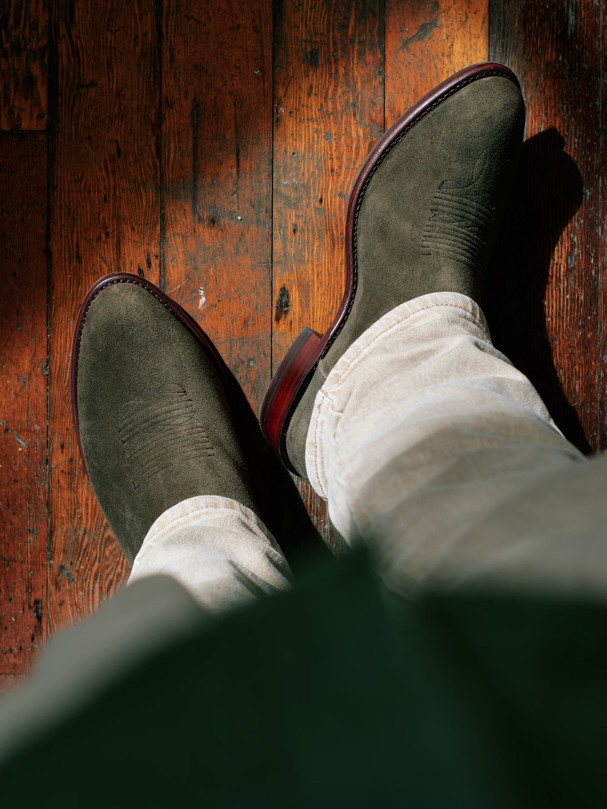 Photo by switch on October 1, 2025 of the Tecovas The Johnny in Deerskin Roughout.
