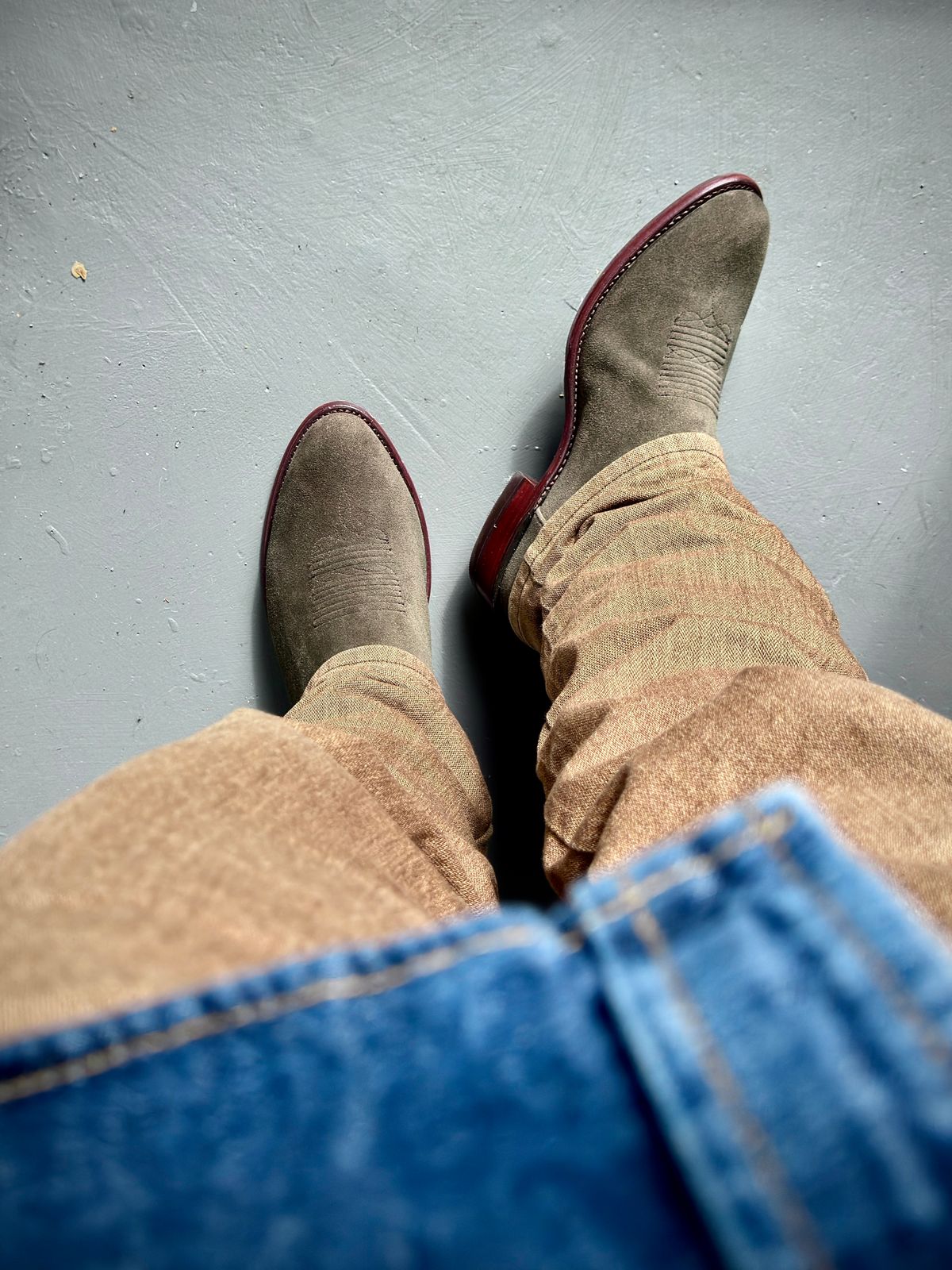 Photo by switch on October 7, 2025 of the Tecovas The Johnny in Deerskin Roughout.