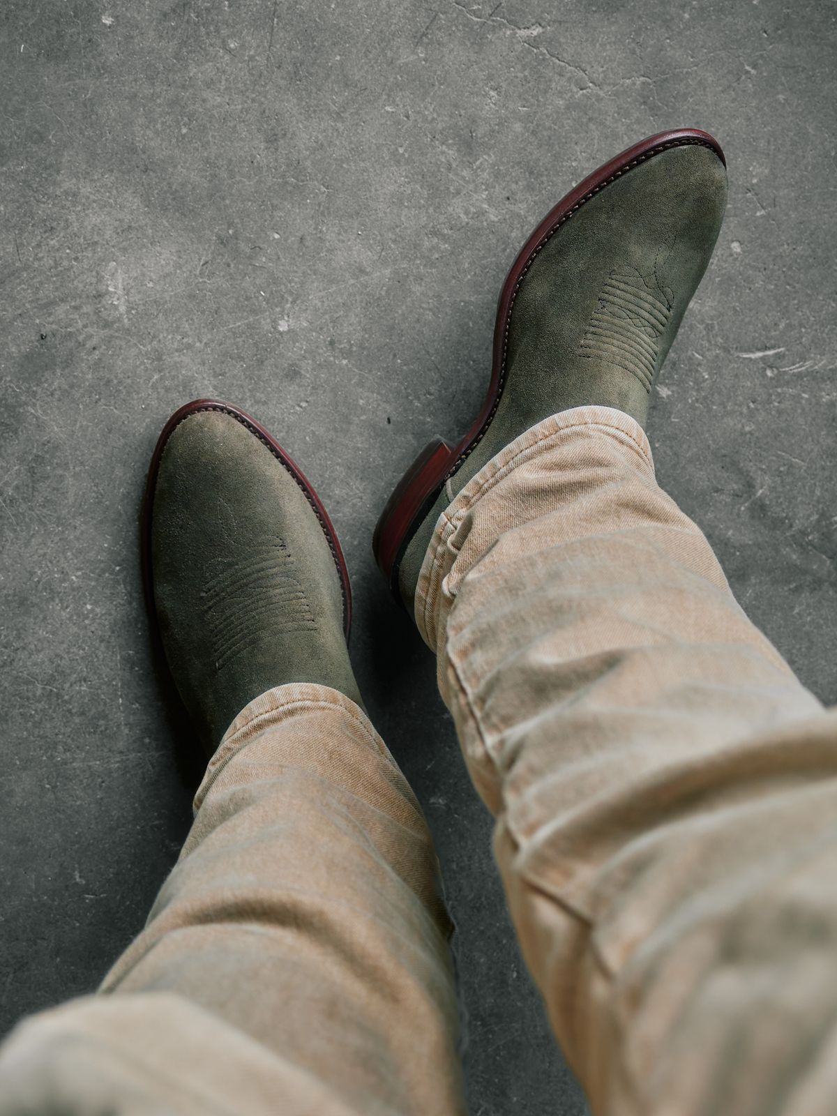 Photo by switch on October 12, 2025 of the Tecovas The Johnny in Deerskin Roughout.