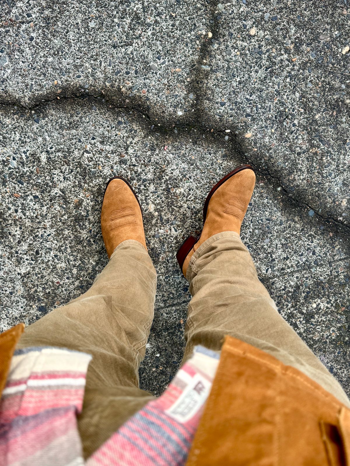 Photo by switch on October 29, 2024 of the Ariat Bench Made James in Oiled Tan Roughout.