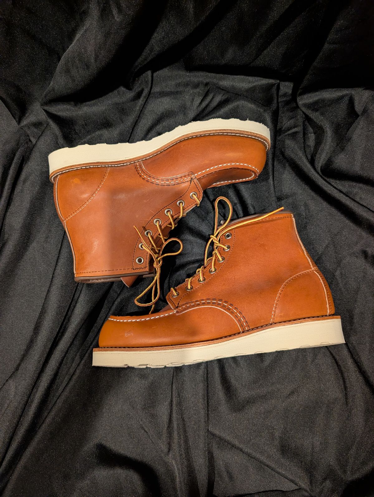 Photo by li.40 on October 1, 2025 of the Red Wing 6-Inch Classic Moc in S.B. Foot Oro Legacy.