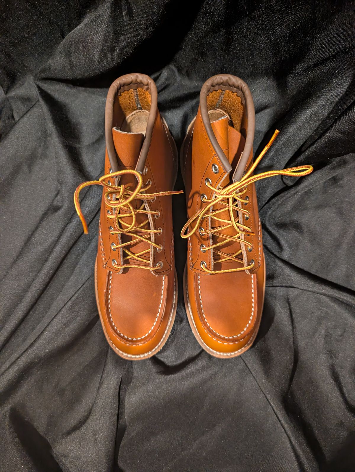 Photo by li.40 on October 1, 2025 of the Red Wing 6-Inch Classic Moc in S.B. Foot Oro Legacy.