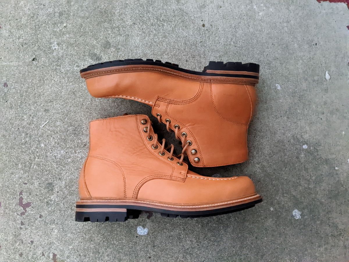 Photo by wear.journey on November 2, 2022 of the Grant Stone Brass Boot in Horween Tan Essex.