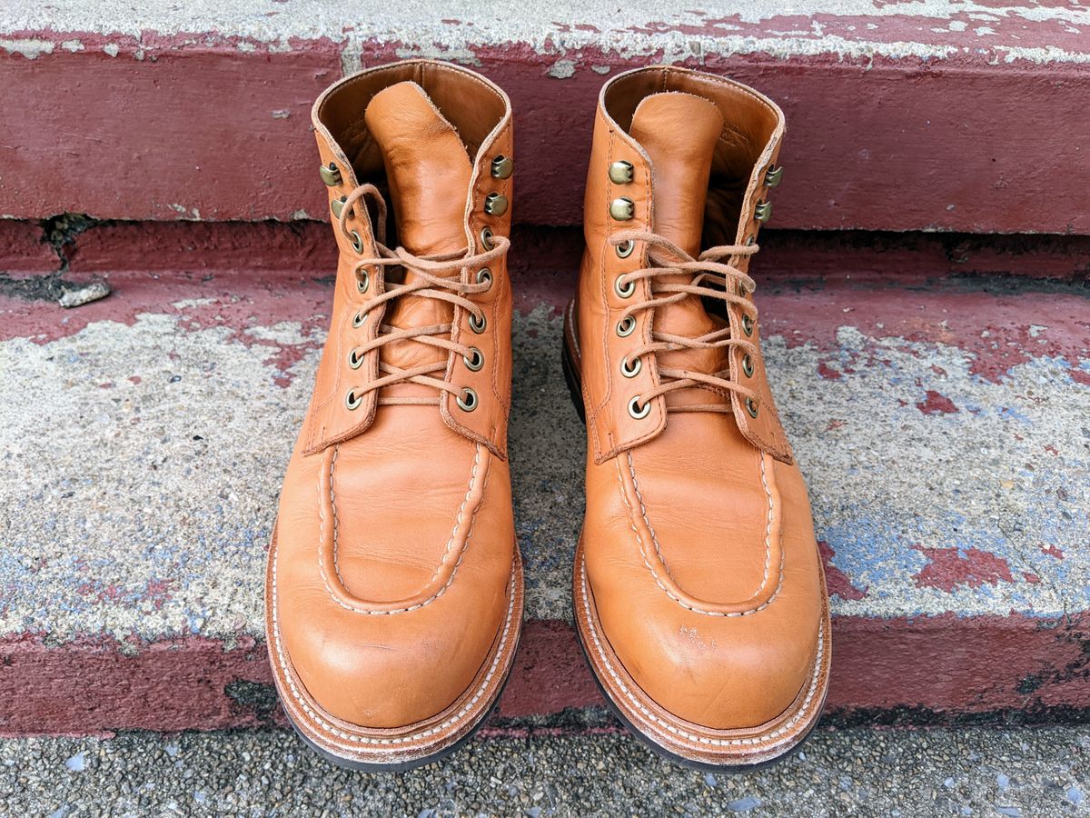 Photo by wear.journey on December 3, 2022 of the Grant Stone Brass Boot in Horween Tan Essex.
