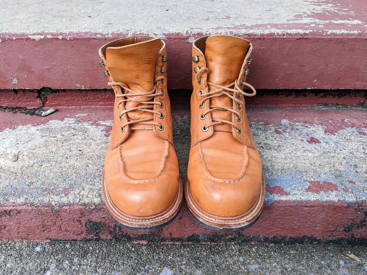 Photo by wear.journey on January 3, 2023 of the Grant Stone Brass Boot in Horween Tan Essex.