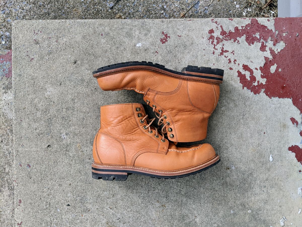 Photo by wear.journey on January 3, 2023 of the Grant Stone Brass Boot in Horween Tan Essex.