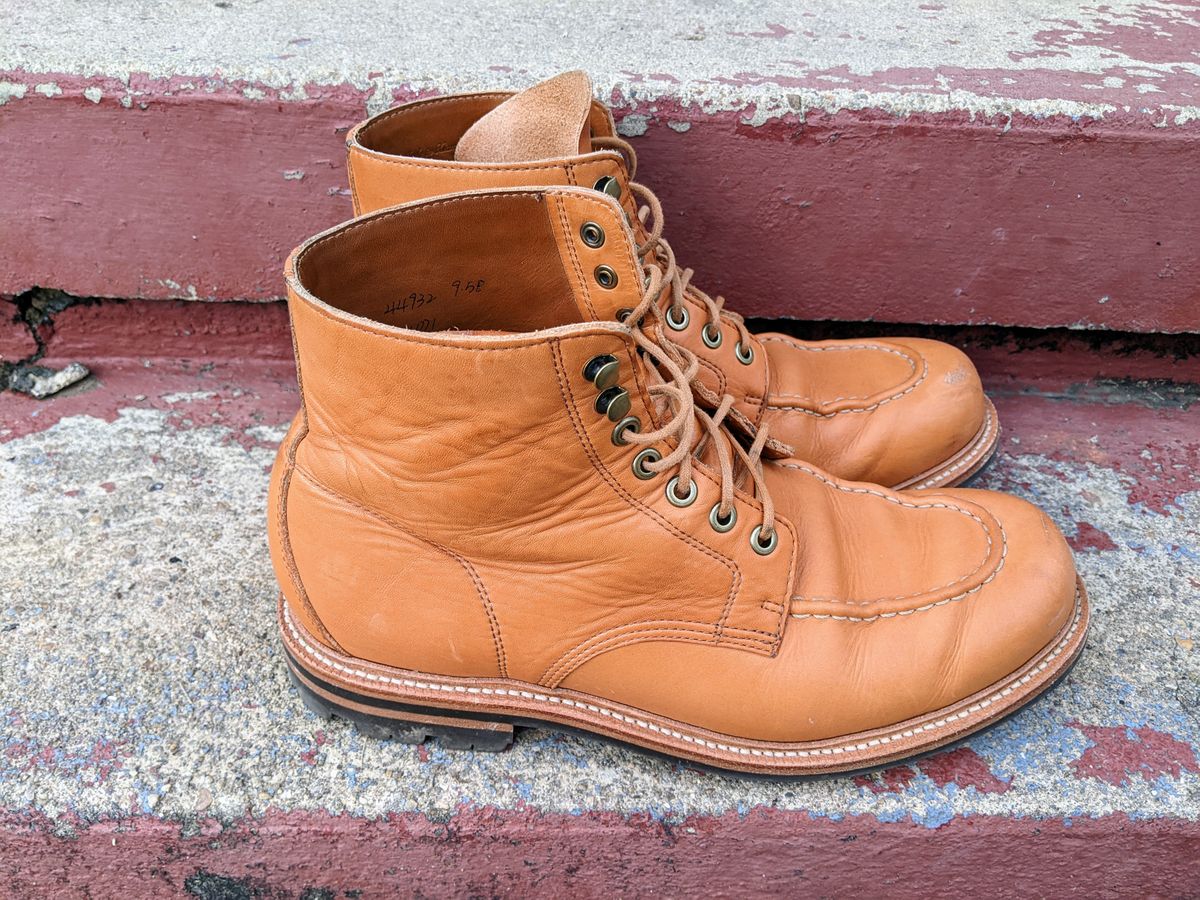 Photo by wear.journey on January 3, 2023 of the Grant Stone Brass Boot in Horween Tan Essex.