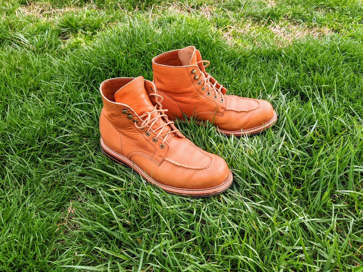 Photo by wear.journey on March 3, 2023 of the Grant Stone Brass Boot in Horween Tan Essex.