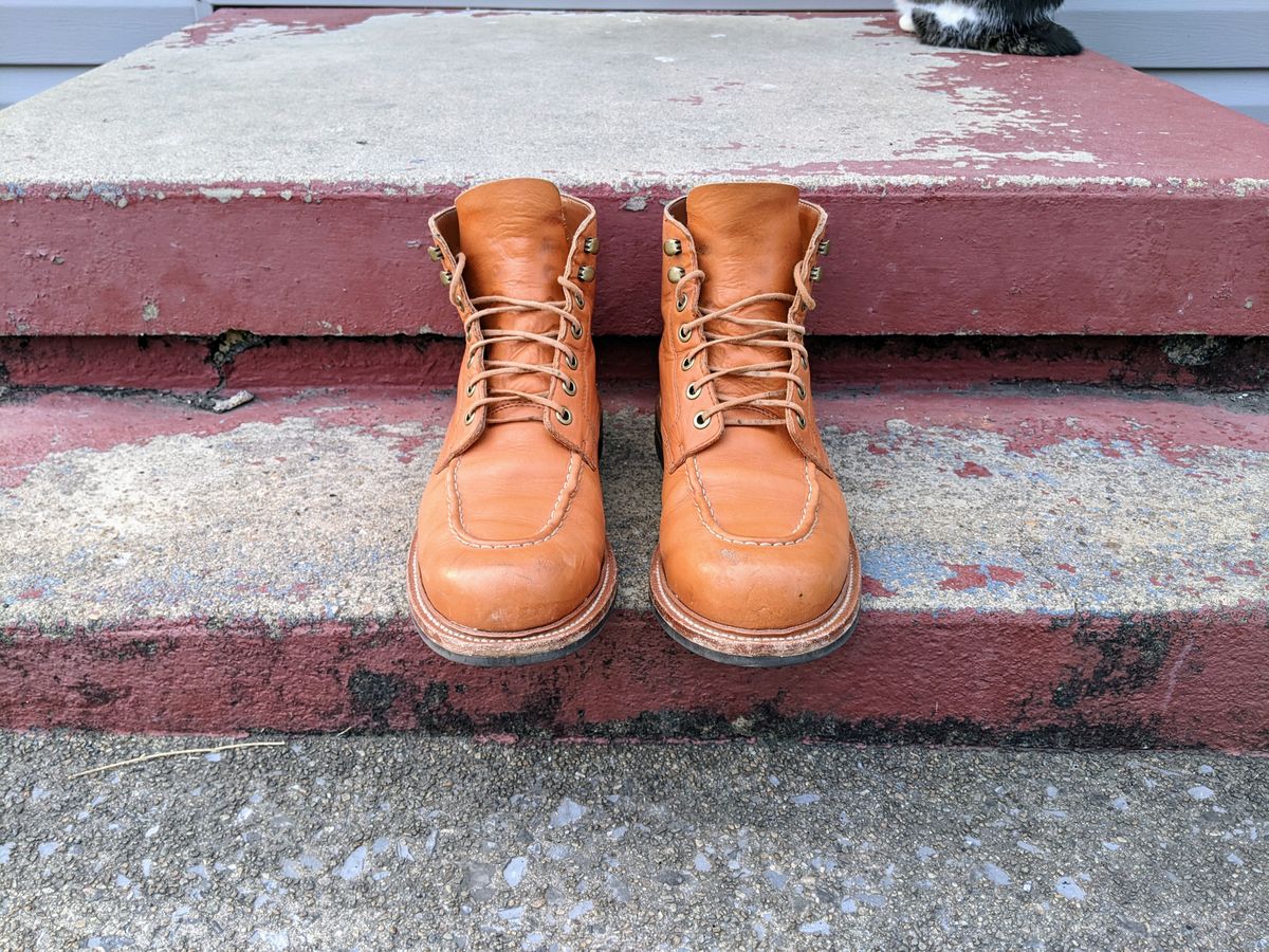 Photo by wear.journey on March 3, 2023 of the Grant Stone Brass Boot in Horween Tan Essex.