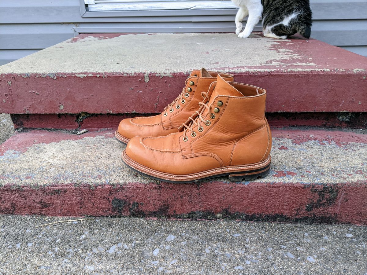 Photo by wear.journey on March 3, 2023 of the Grant Stone Brass Boot in Horween Tan Essex.