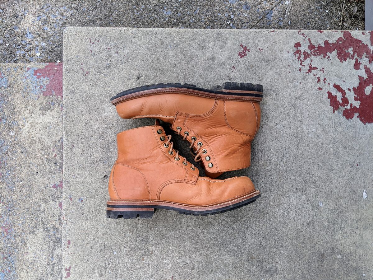 Photo by wear.journey on March 3, 2023 of the Grant Stone Brass Boot in Horween Tan Essex.