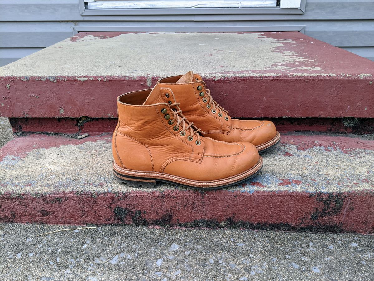 Photo by wear.journey on March 3, 2023 of the Grant Stone Brass Boot in Horween Tan Essex.