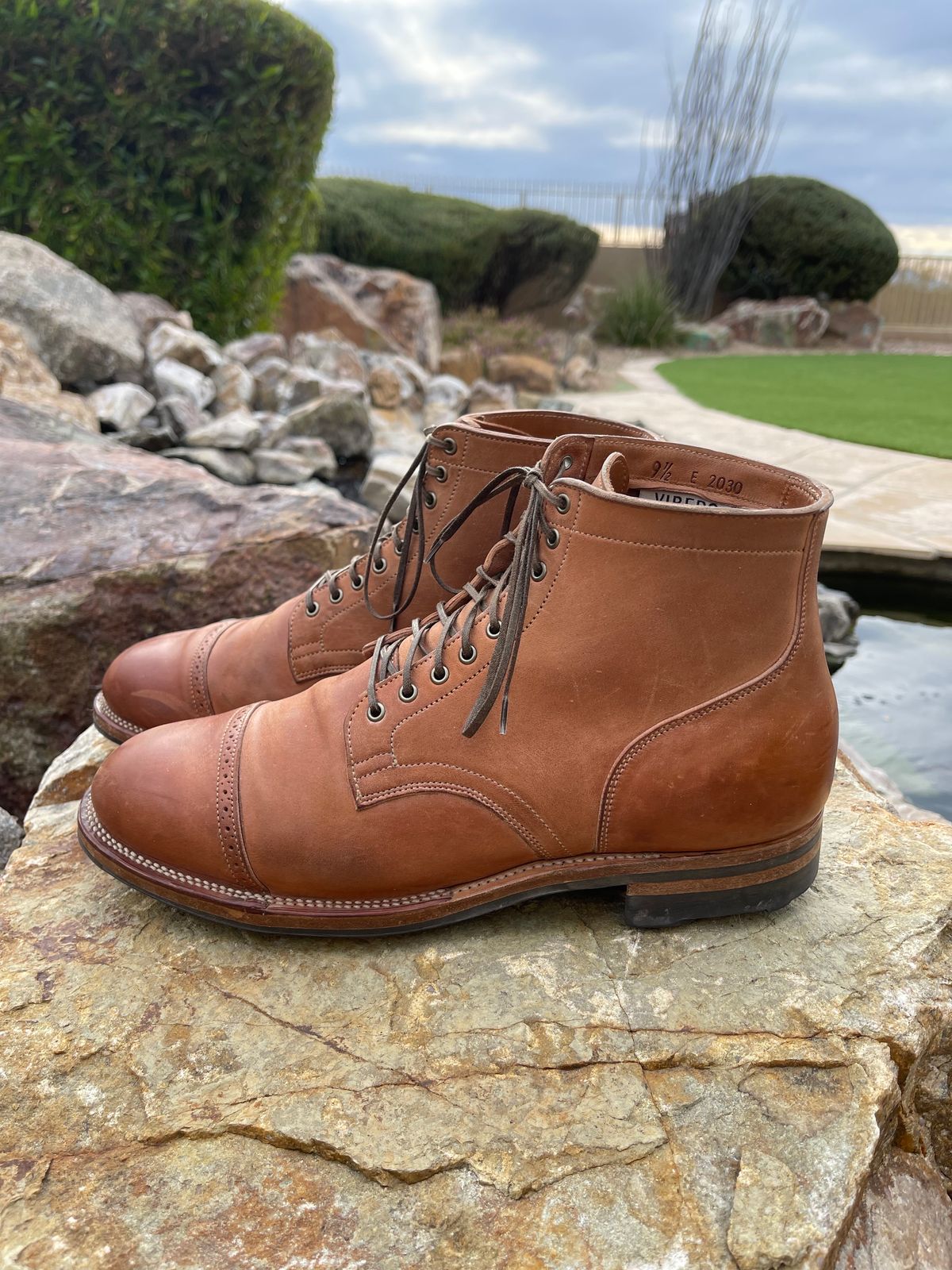 Photo by darrellgillette on January 1, 2024 of the Viberg Service Boot BCT in Horween Natural Crust Double Cordovan.