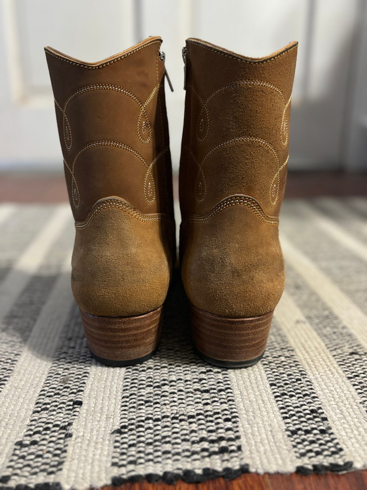 Photo by paco_dot on November 5, 2025 of the Fortis Boots Nacula Western Zipper Boots in Maryam Natural Horsebutt Roughout.