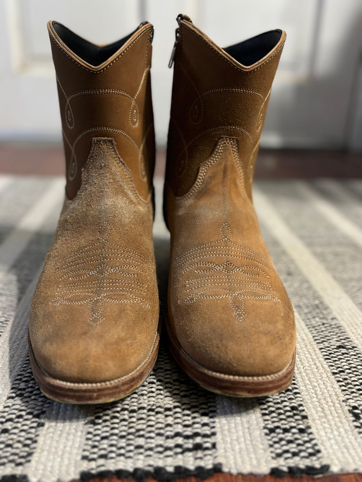 Photo by paco_dot on November 5, 2025 of the Fortis Boots Nacula Western Zipper Boots in Maryam Natural Horsebutt Roughout.