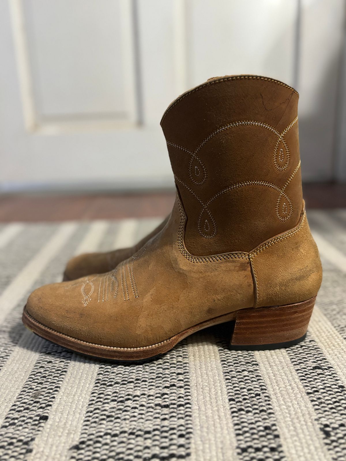 Photo by paco_dot on November 5, 2025 of the Fortis Boots Nacula Western Zipper Boots in Maryam Natural Horsebutt Roughout.