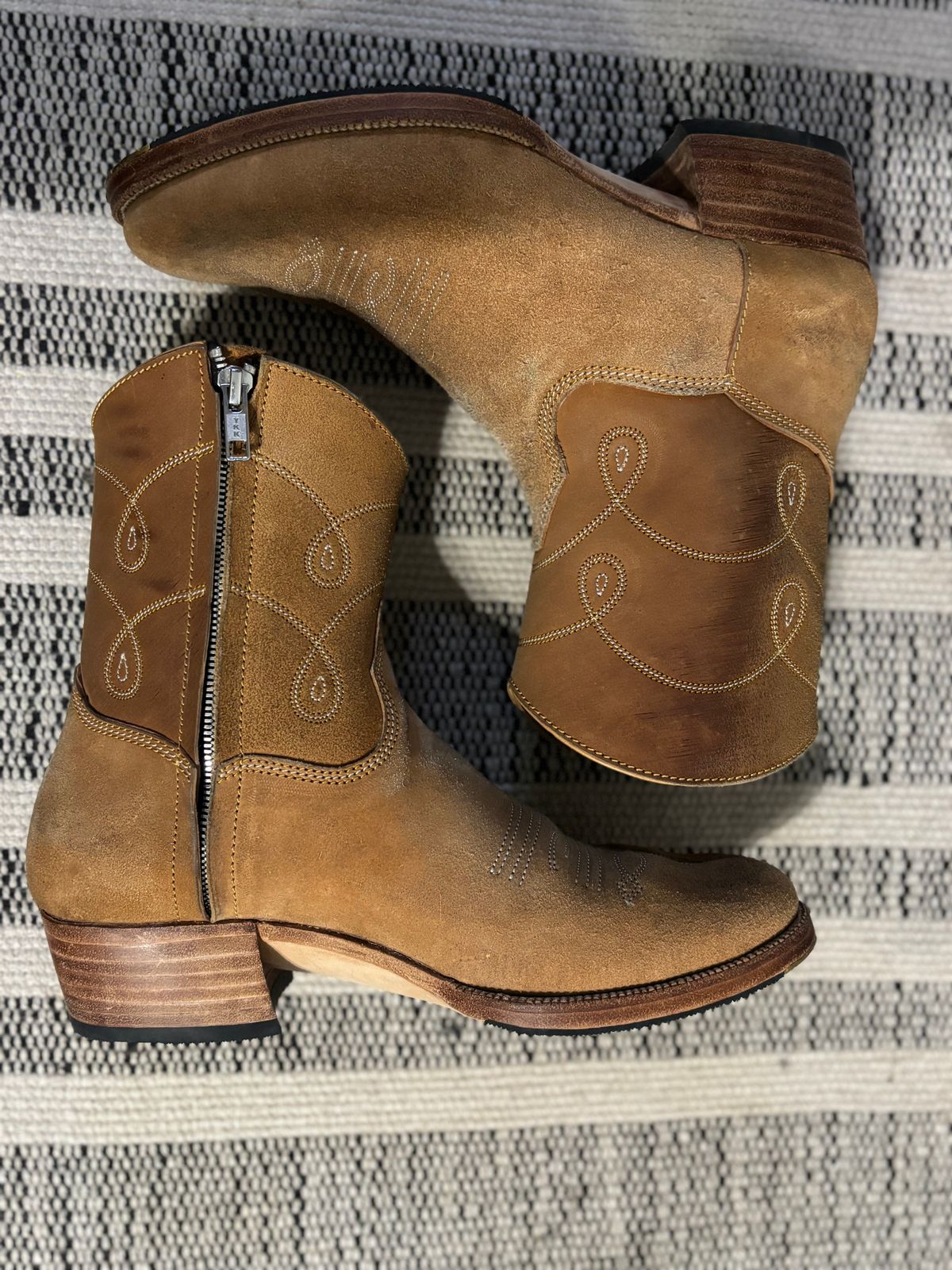 Photo by paco_dot on November 5, 2025 of the Fortis Boots Nacula Western Zipper Boots in Maryam Natural Horsebutt Roughout.