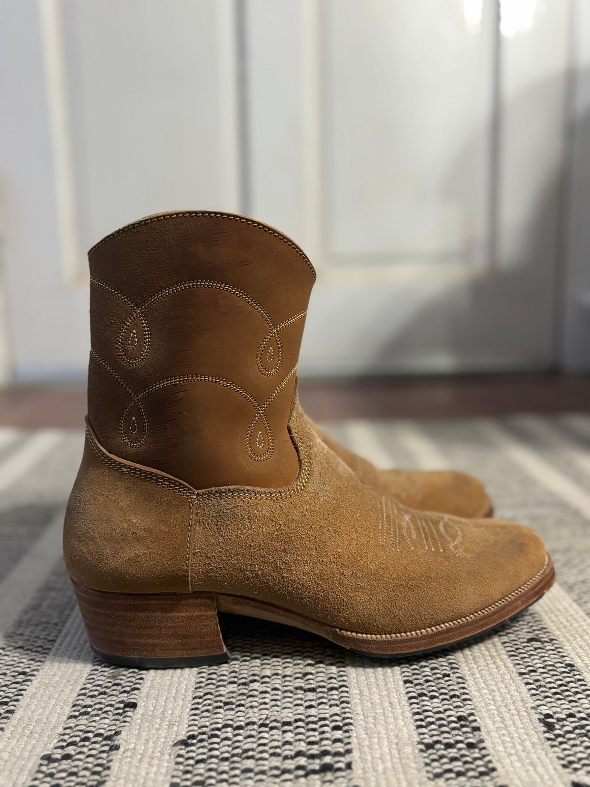 Photo by paco_dot on November 5, 2025 of the Fortis Boots Nacula Western Zipper Boots in Maryam Natural Horsebutt Roughout.