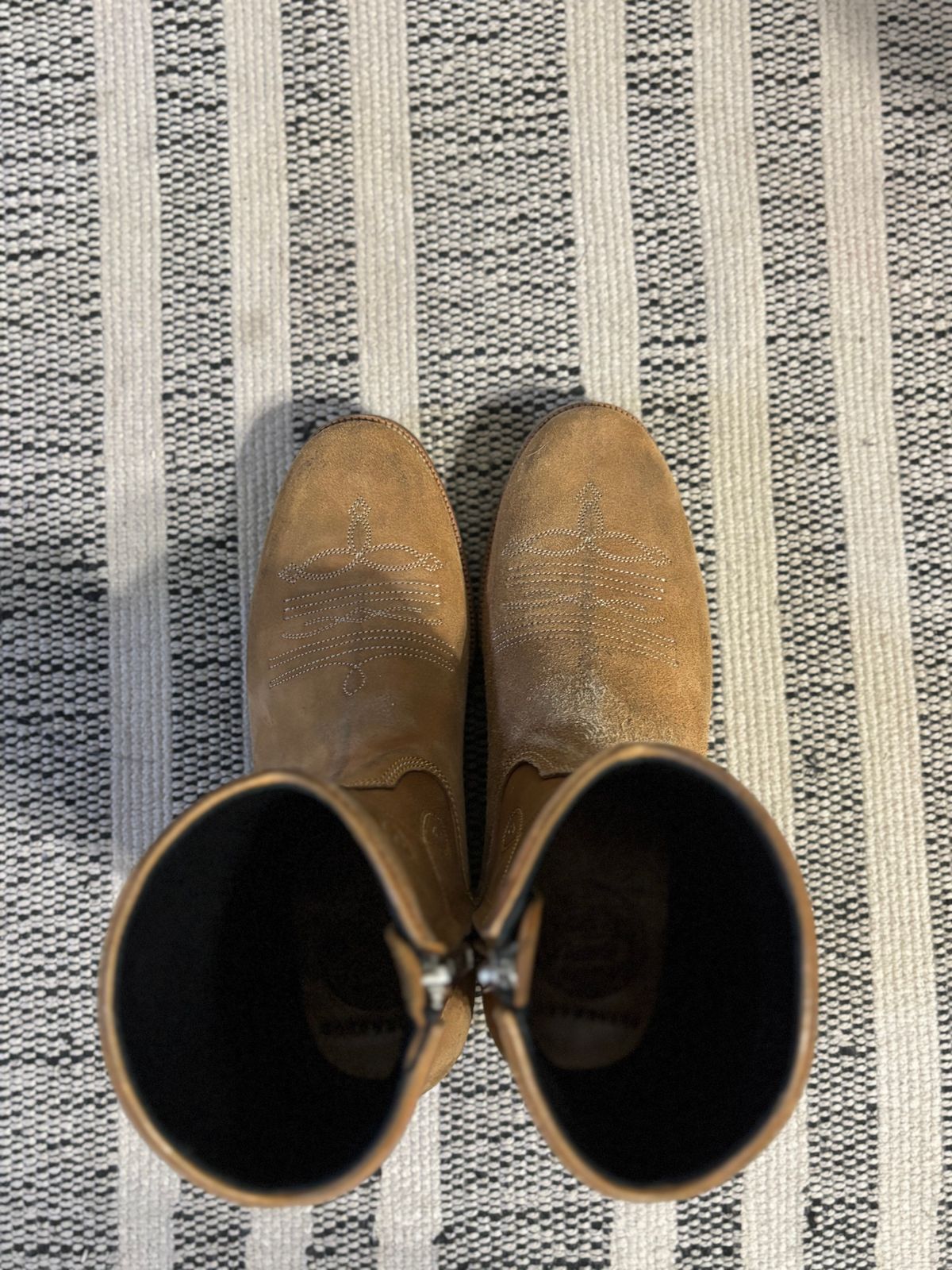 Photo by paco_dot on November 5, 2025 of the Fortis Boots Nacula Western Zipper Boots in Maryam Natural Horsebutt Roughout.