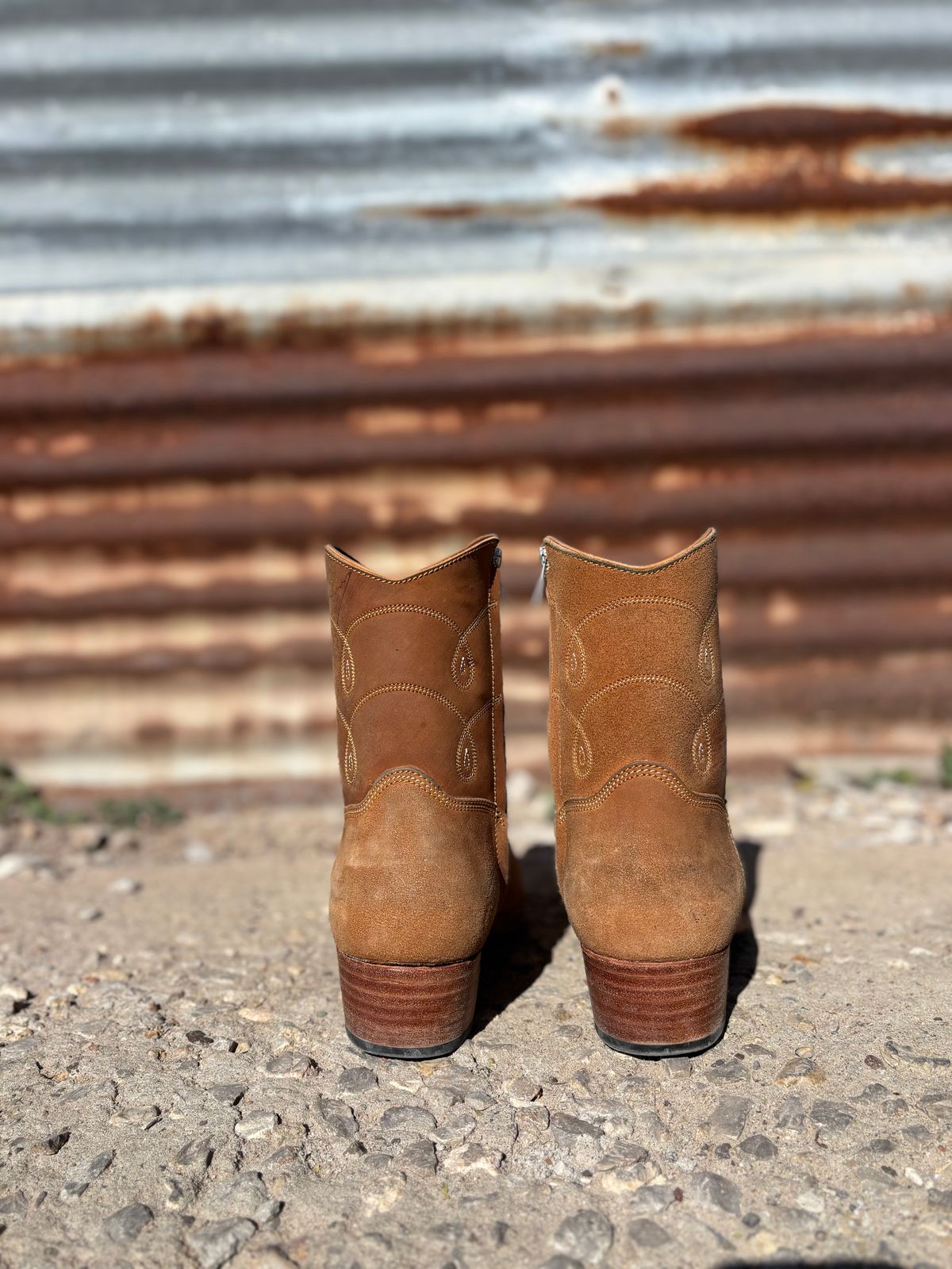 Photo by paco_dot on December 4, 2025 of the Fortis Boots Nacula Western Zipper Boots in Maryam Natural Horsebutt Roughout.