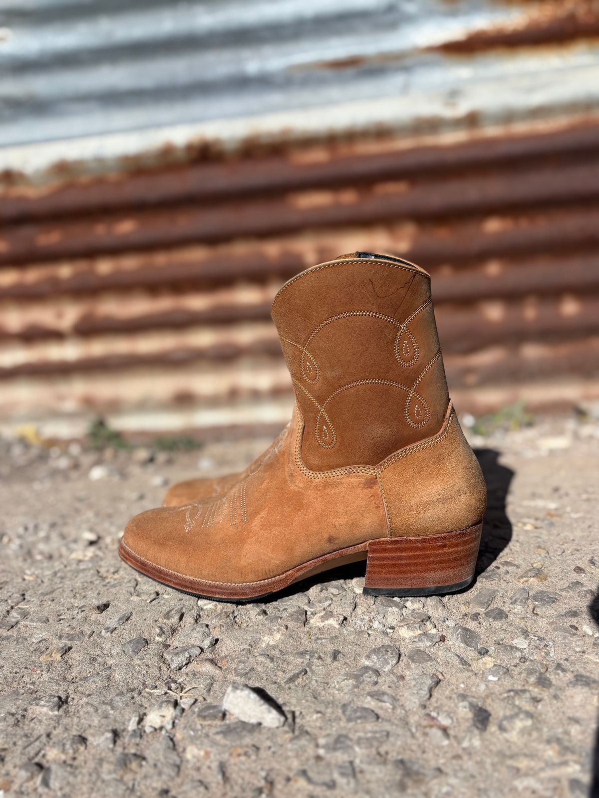 Photo by paco_dot on December 4, 2025 of the Fortis Boots Nacula Western Zipper Boots in Maryam Natural Horsebutt Roughout.