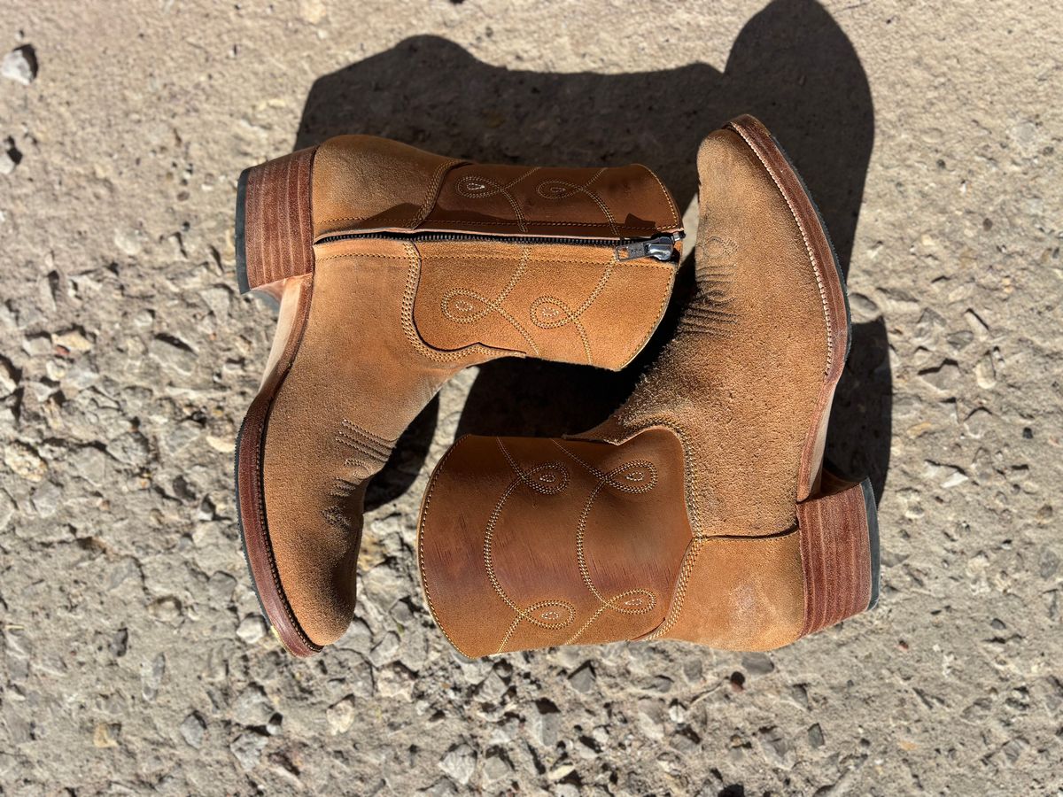 Photo by paco_dot on December 4, 2025 of the Fortis Boots Nacula Western Zipper Boots in Maryam Natural Horsebutt Roughout.