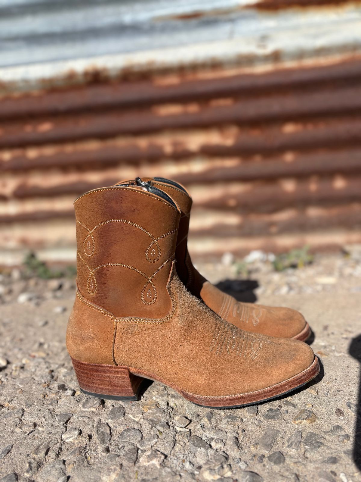 Photo by paco_dot on December 4, 2025 of the Fortis Boots Nacula Western Zipper Boots in Maryam Natural Horsebutt Roughout.