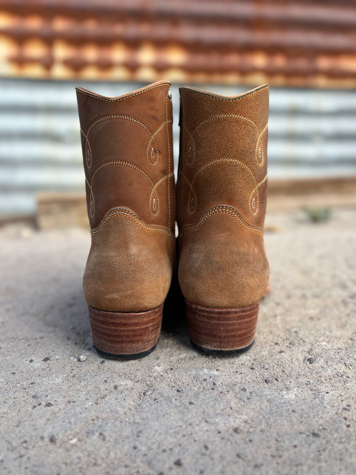 Photo by paco_dot on January 5, 2026 of the Fortis Boots Nacula Western Zipper Boots in Maryam Natural Horsebutt Roughout.
