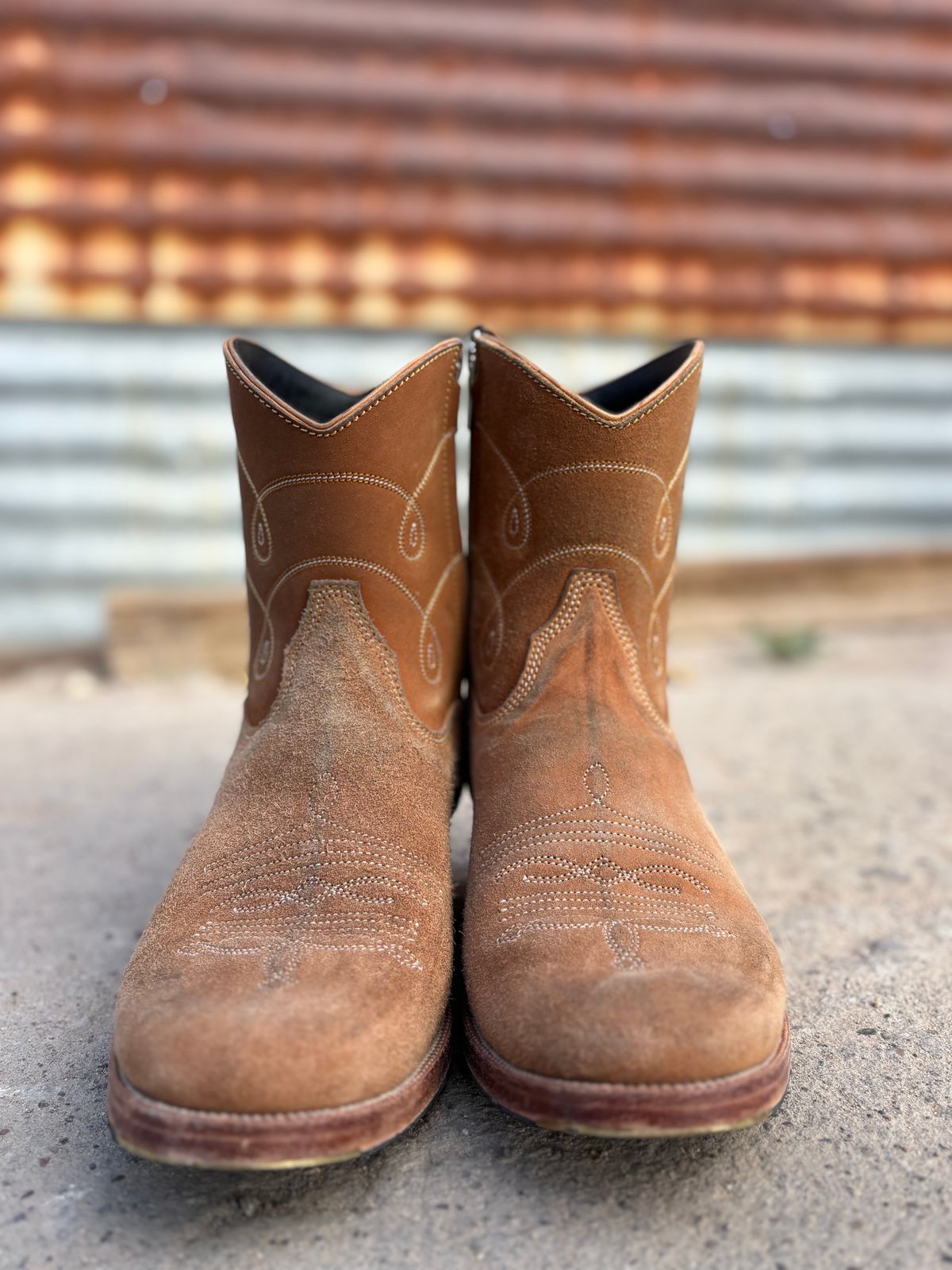 Photo by paco_dot on January 5, 2026 of the Fortis Boots Nacula Western Zipper Boots in Maryam Natural Horsebutt Roughout.