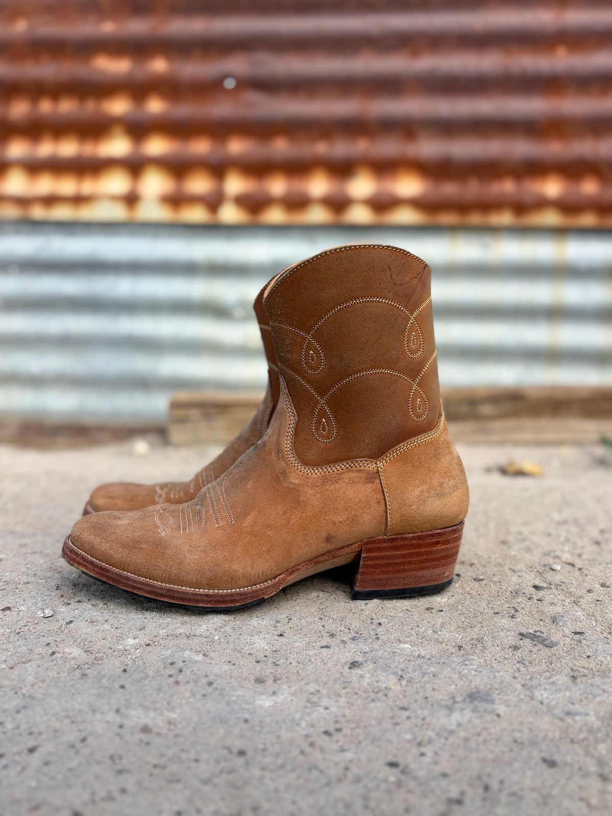 Photo by paco_dot on January 5, 2026 of the Fortis Boots Nacula Western Zipper Boots in Maryam Natural Horsebutt Roughout.