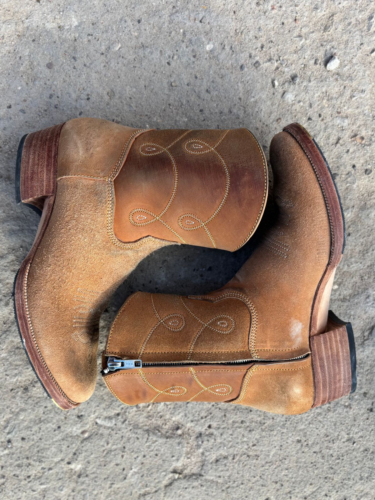 Photo by paco_dot on January 5, 2026 of the Fortis Boots Nacula Western Zipper Boots in Maryam Natural Horsebutt Roughout.