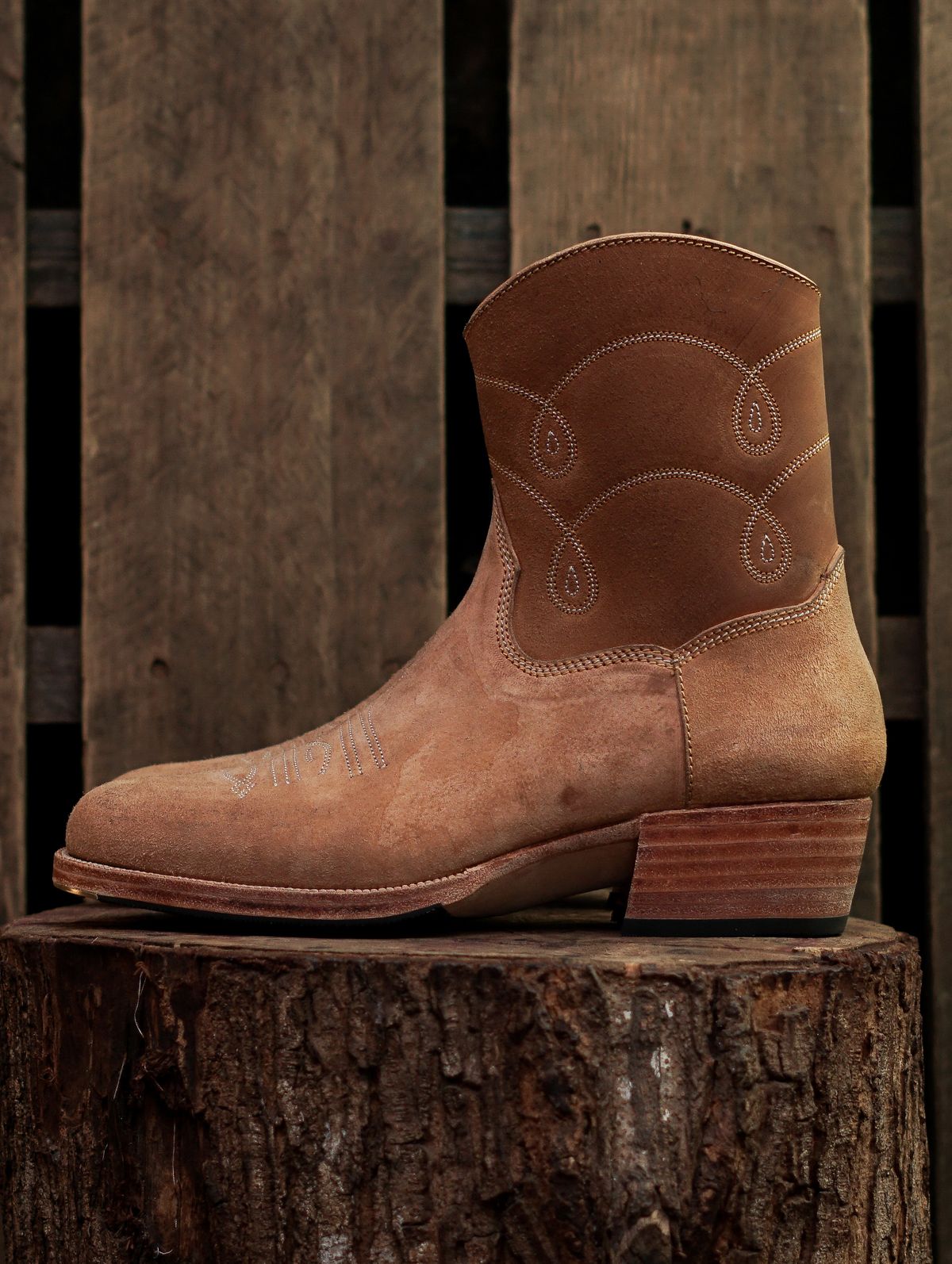 Photo by paco_dot on October 1, 2025 of the Fortis Boots Nacula Western Zipper Boots in Maryam Natural Horsebutt Roughout.