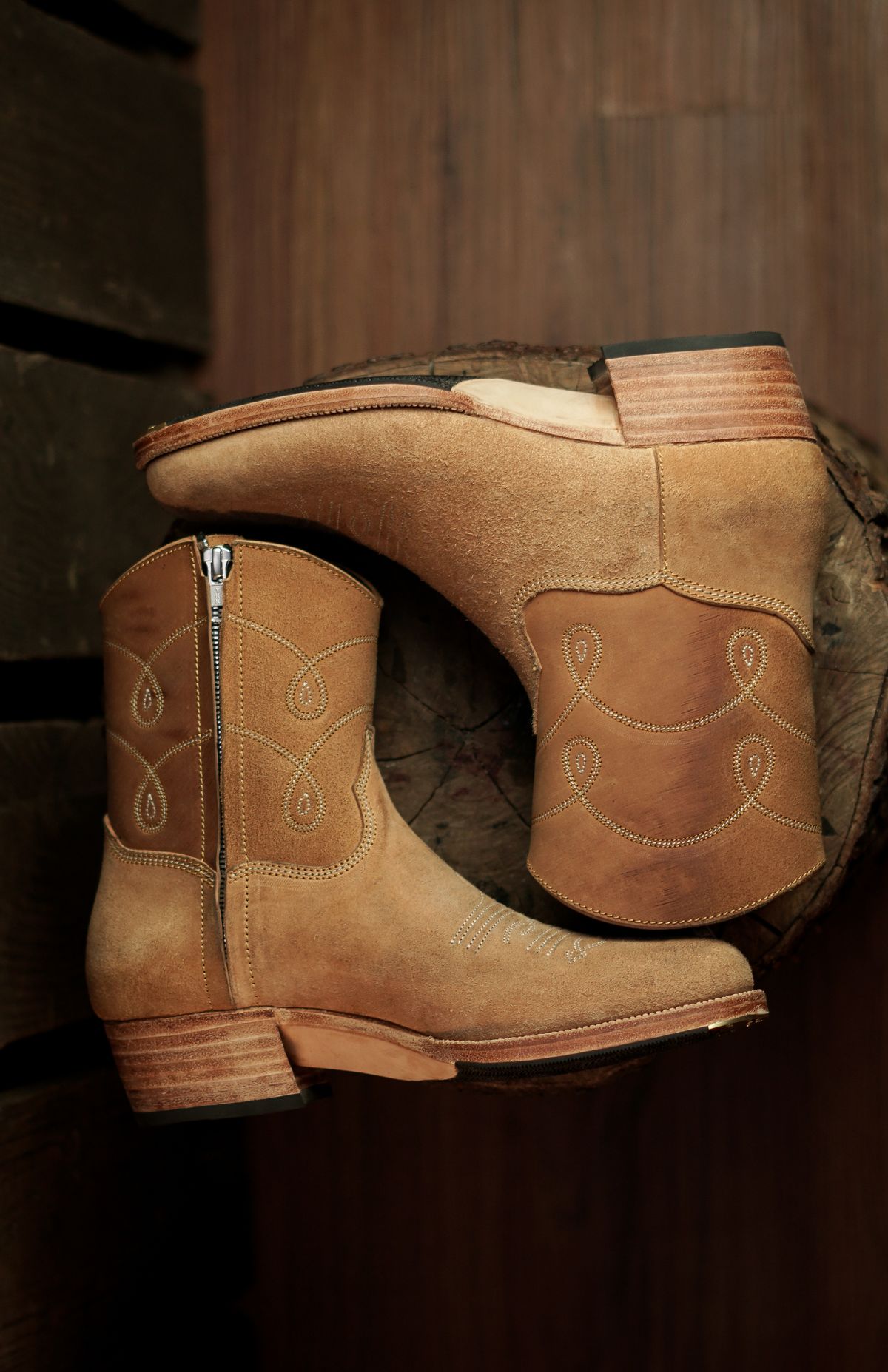 Photo by paco_dot on October 1, 2025 of the Fortis Boots Nacula Western Zipper Boots in Maryam Natural Horsebutt Roughout.