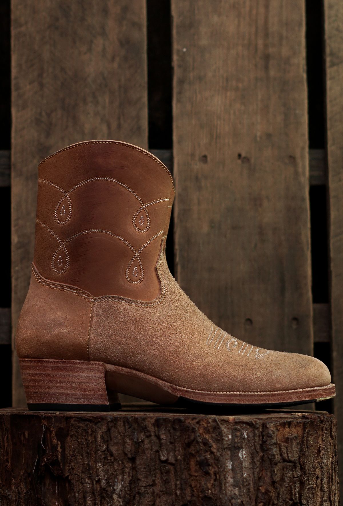 Photo by paco_dot on October 1, 2025 of the Fortis Boots Nacula Western Zipper Boots in Maryam Natural Horsebutt Roughout.