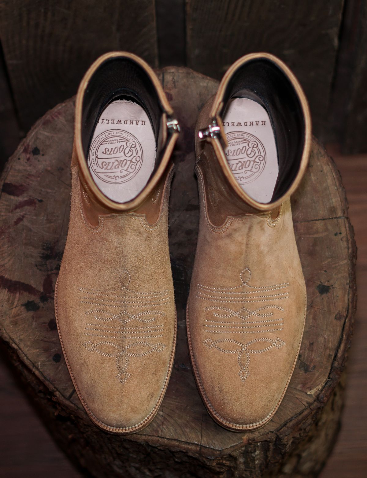 Photo by paco_dot on October 1, 2025 of the Fortis Boots Nacula Western Zipper Boots in Maryam Natural Horsebutt Roughout.