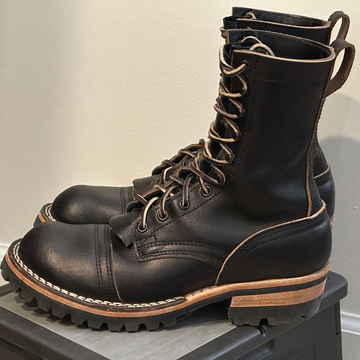 Photo by Shortstop on March 19, 2024 of the Nicks MTO in Horween Black Waxed Flesh.