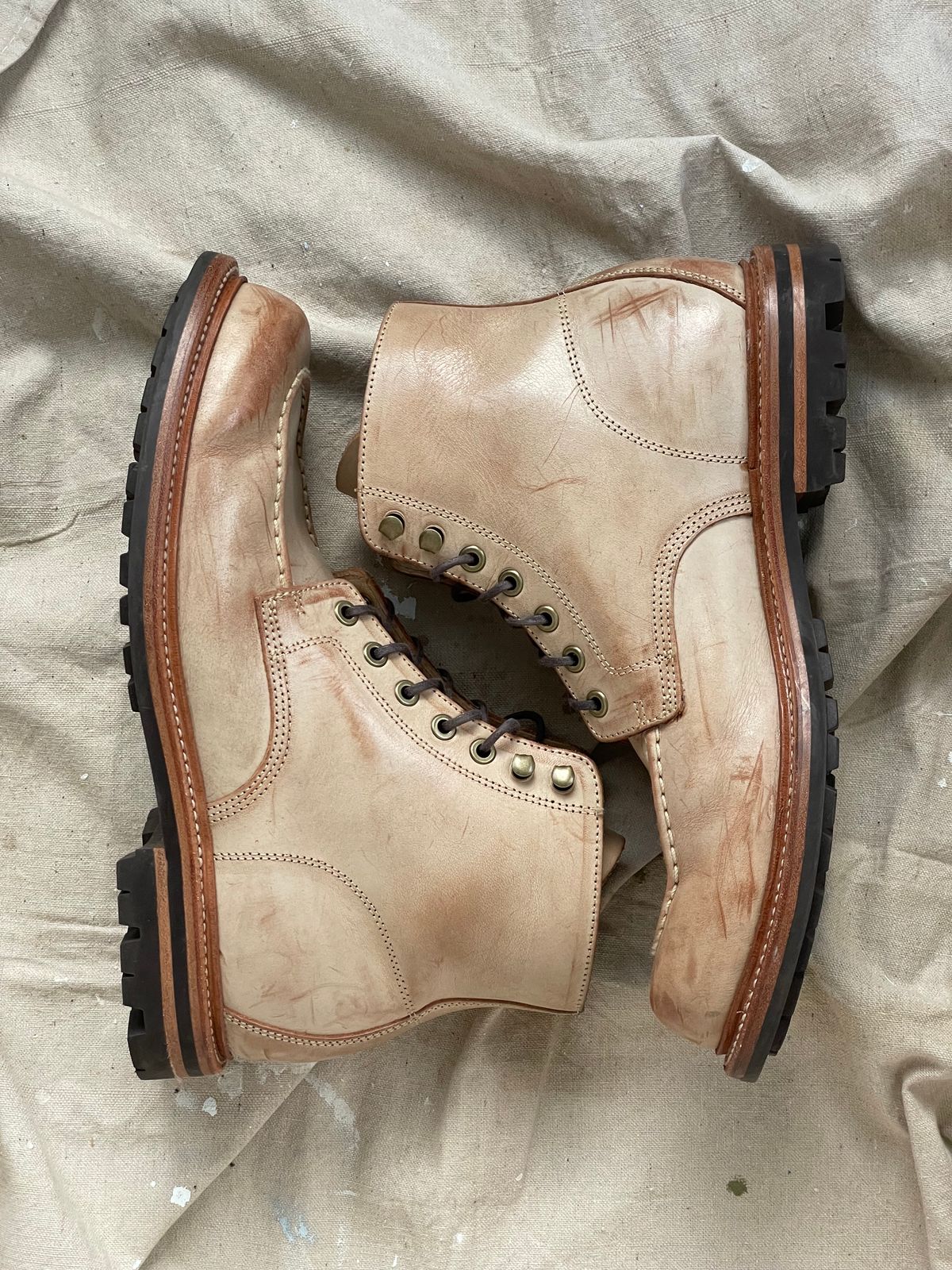 Photo by goodboots_badfeet on November 2, 2024 of the Grant Stone Brass Boot in Ghost Burro.