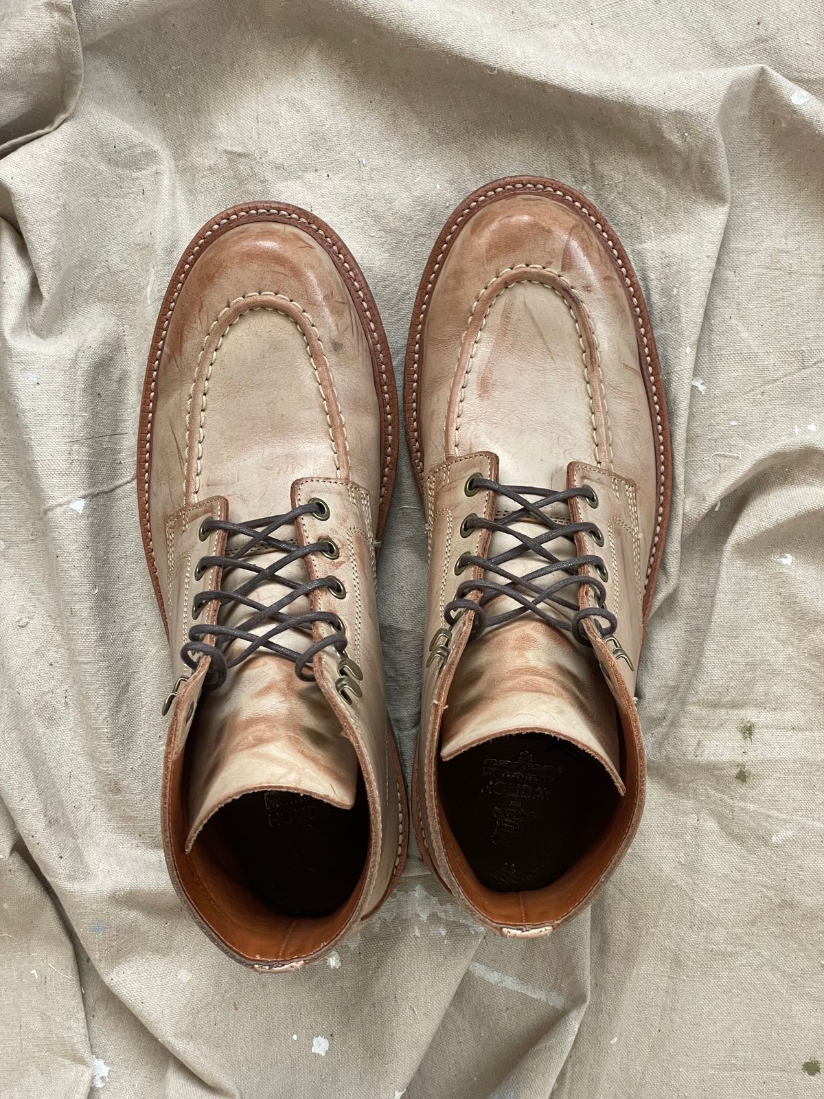 Photo by goodboots_badfeet on November 2, 2024 of the Grant Stone Brass Boot in Ghost Burro.