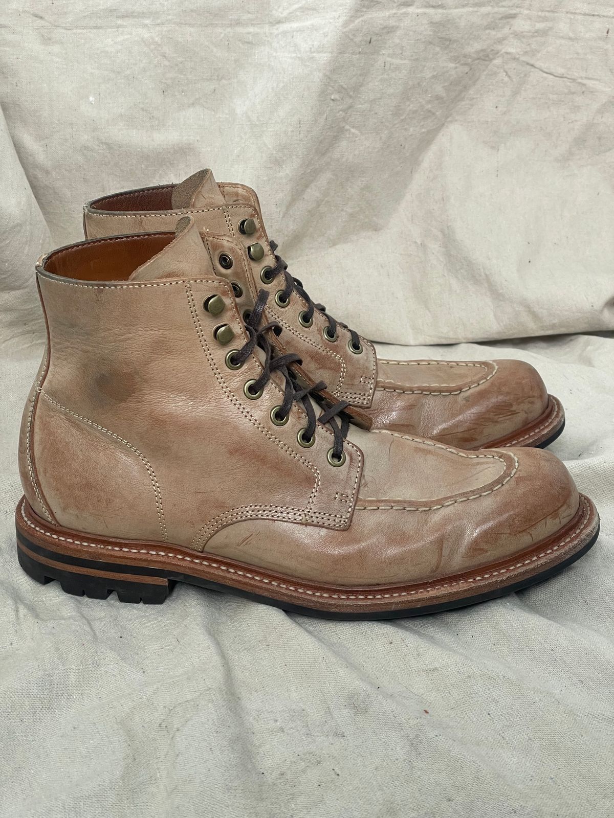 Photo by goodboots_badfeet on February 1, 2025 of the Grant Stone Brass Boot in Ghost Burro.