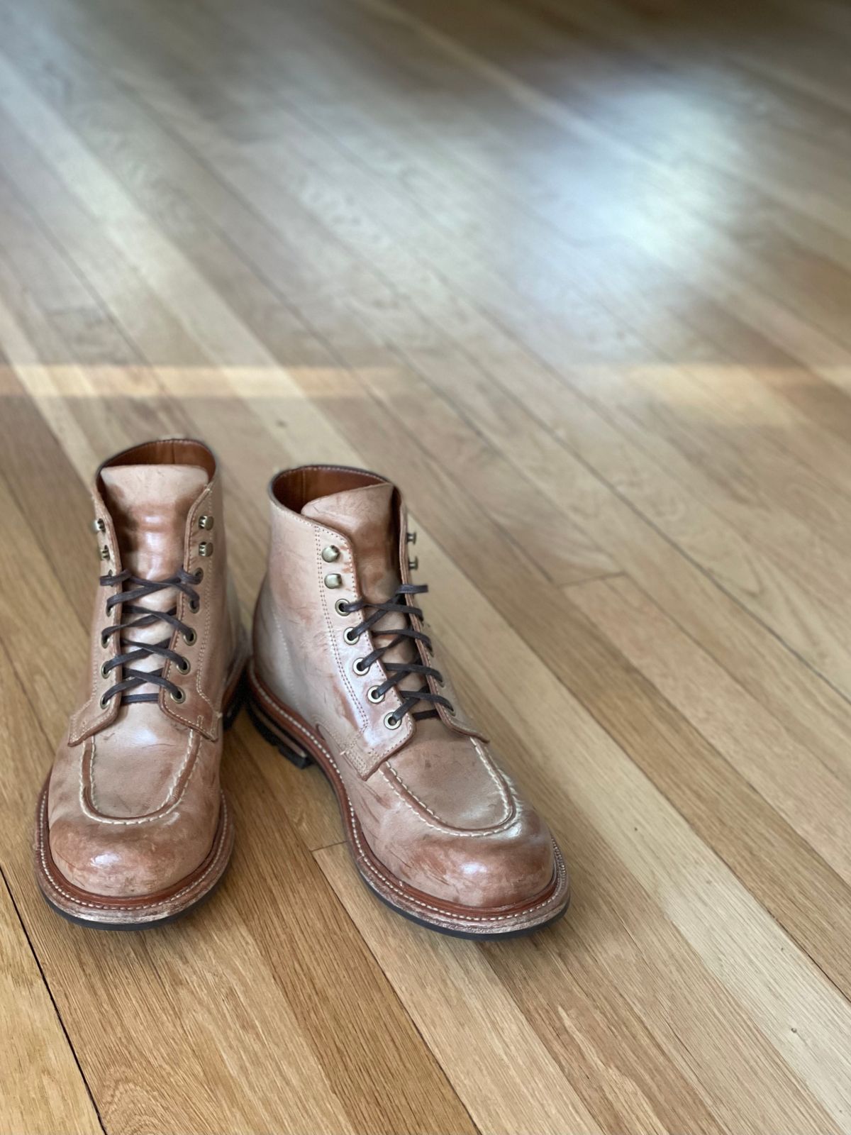Photo by goodboots_badfeet on March 1, 2025 of the Grant Stone Brass Boot in Ghost Burro.
