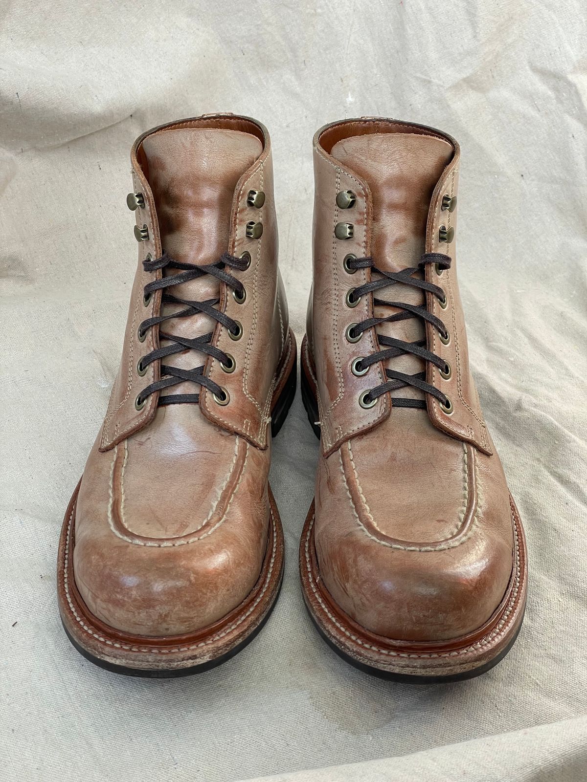 Photo by goodboots_badfeet on March 1, 2025 of the Grant Stone Brass Boot in Ghost Burro.