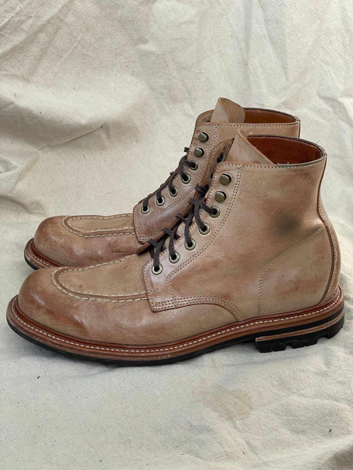 Photo by goodboots_badfeet on March 1, 2025 of the Grant Stone Brass Boot in Ghost Burro.