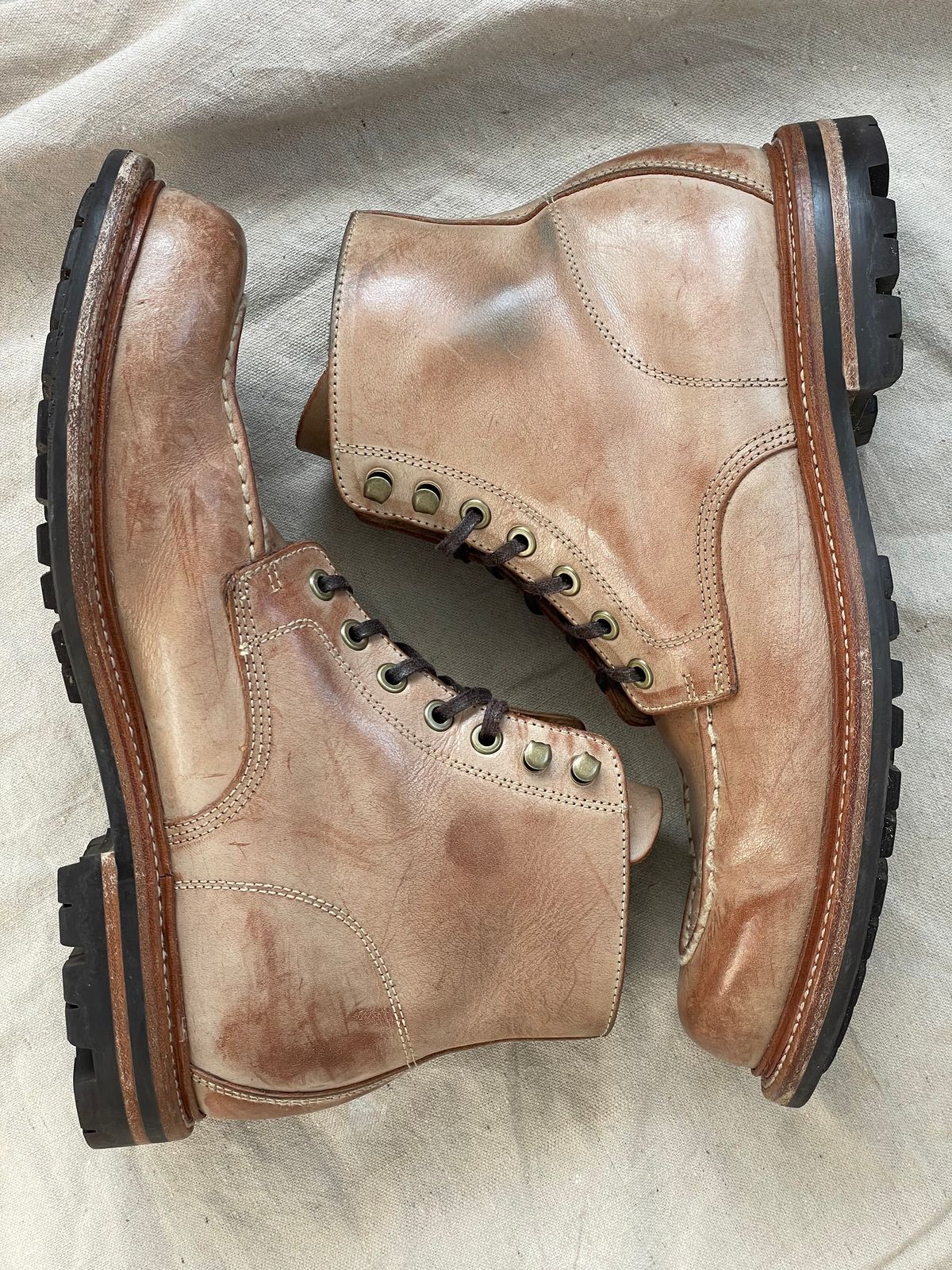 Photo by goodboots_badfeet on March 1, 2025 of the Grant Stone Brass Boot in Ghost Burro.