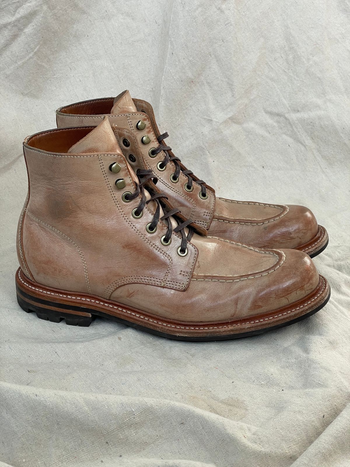 Photo by goodboots_badfeet on March 1, 2025 of the Grant Stone Brass Boot in Ghost Burro.