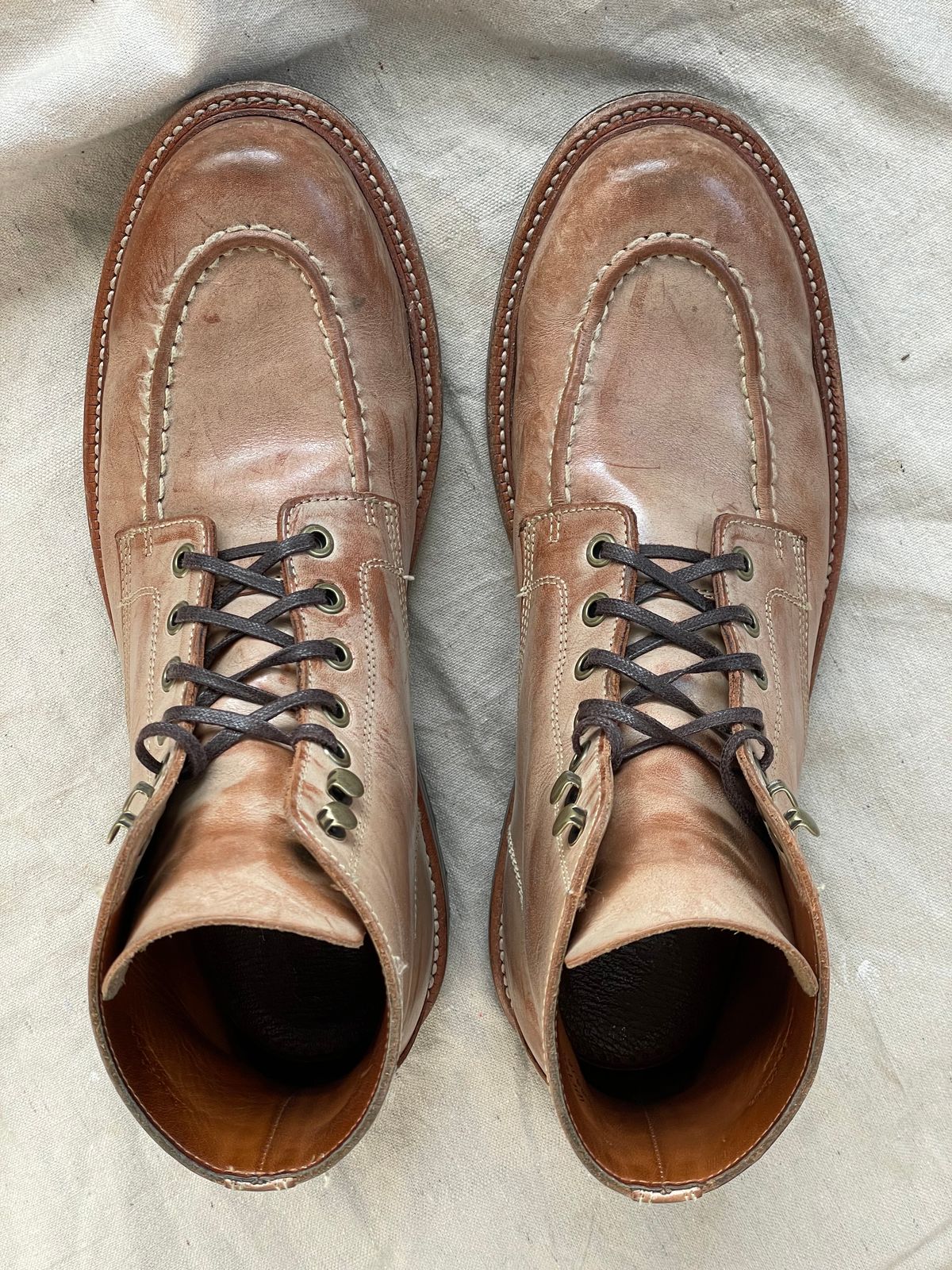 Photo by goodboots_badfeet on March 1, 2025 of the Grant Stone Brass Boot in Ghost Burro.