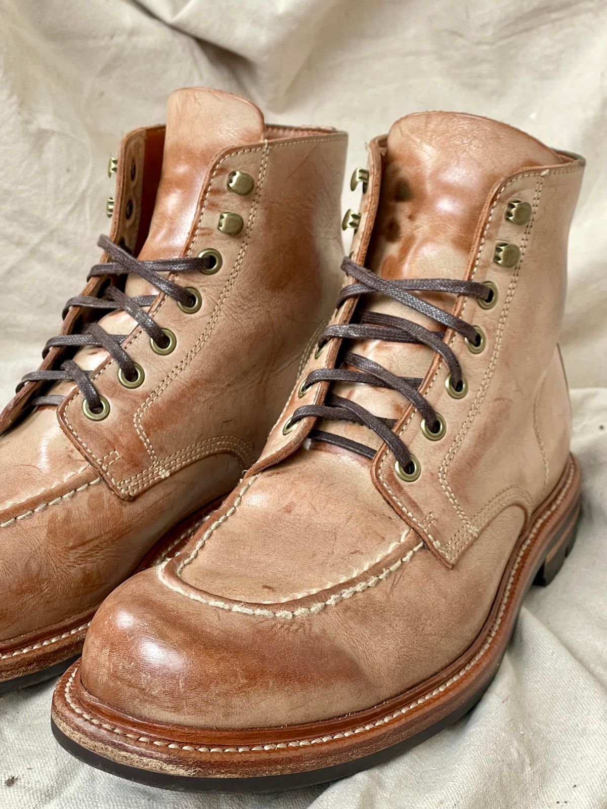 Photo by goodboots_badfeet on April 5, 2025 of the Grant Stone Brass Boot in Ghost Burro.